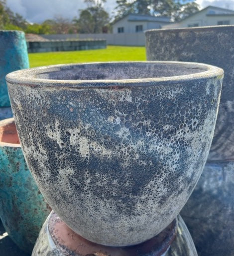 Lava Rock Egg Pot Cream Brown Glaze M