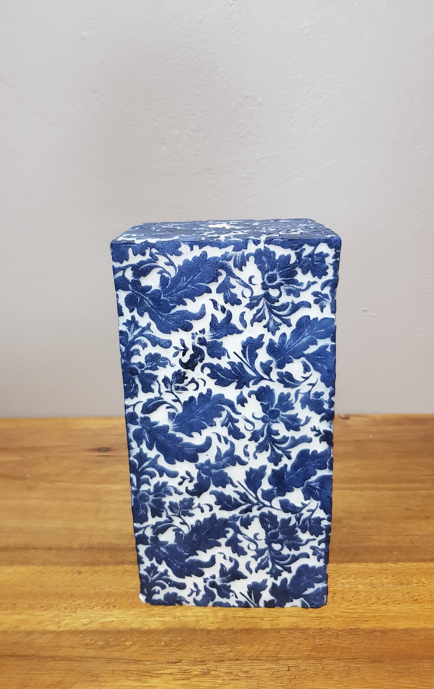 Damask 10" Sq Wh/TB Rosehip Patchouli